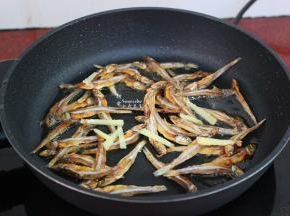热锅，倒油，把河鱼干、生姜入锅，再加点料酒，中小火煸香；