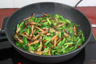 放生抽、盐炒均，香辣可口美味出锅。