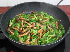 放生抽、盐炒均，香辣可口美味出锅。