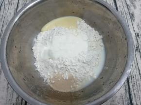 把面粉炼奶酵母放入盆中