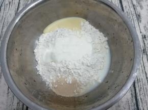 把面粉炼奶酵母放入盆中