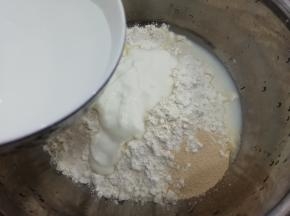 然后把水慢慢地加入面粉中搅拌均匀