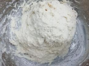 搅拌好的面粉，放入温暖处发酵30分钟左右