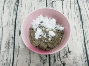 芝麻粉中加入白糖