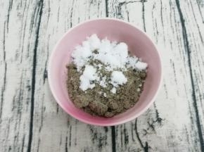 芝麻粉中加入白糖