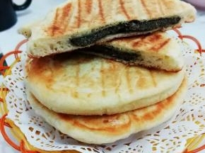 非常暄软的黑芝麻发面饼做好了