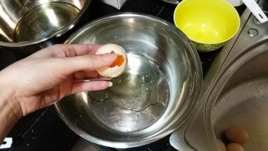 鸡蛋顶部敲开一个洞，用手压着一半