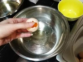 鸡蛋顶部敲开一个洞，用手压着一半