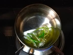 葱白段放入40克油煮制葱油