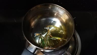 熬到出葱香味，微焦黄关火
