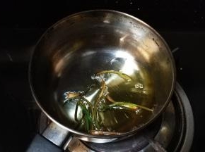 熬到出葱香味，微焦黄关火
