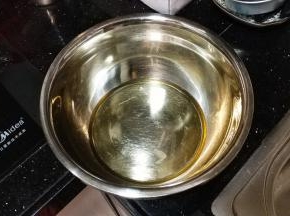 烧制出来的葱油倒入盆里