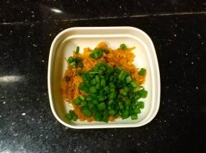 葱叶切碎放入肉松里