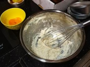 蛋黄糊后蛋法：
牛奶倒入葱油盆、放入盐，用手动打蛋器将两者混合均匀筛入低粉，Z字形搅拌手法混合至无干粉状态