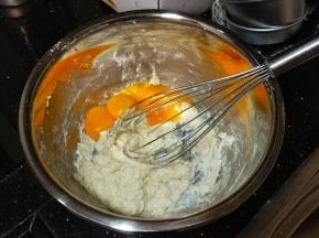 一次性倒入蛋黄，继续Z字搅拌均匀