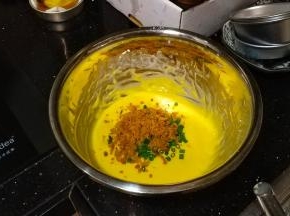 加入肉松和葱叶碎