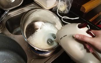 这时预热烤箱
蛋白加入一半糖，高速打发消气泡后再加入剩下的糖转低速打细腻