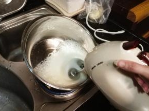 这时预热烤箱
蛋白加入一半糖，高速打发消气泡后再加入剩下的糖转低速打细腻