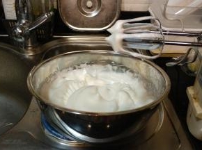 打蛋头提起有尖钩状态即可