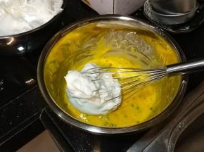 取3分一蛋白霜到蛋黄糊里，用蛋抽搅拌均匀