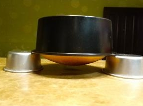 出炉后高处摔出热气，马上倒扣，晾凉后徒手脱模。