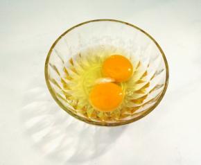 鸡蛋加盐打散备用