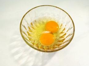 鸡蛋加盐打散备用