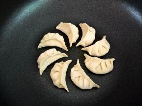 饺子放入锅中