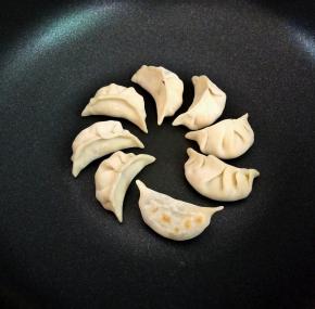 开火，小火煎至底部微黄