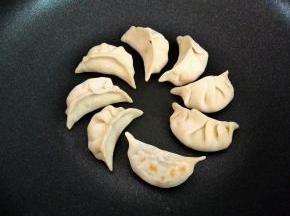 开火，小火煎至底部微黄