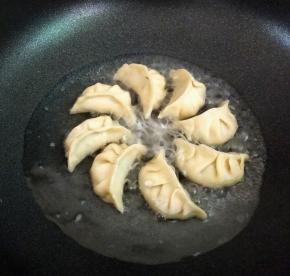 加入没过食材2/3的热水