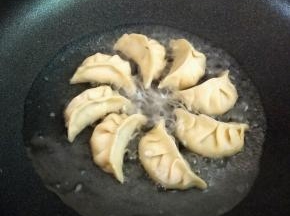 加入没过食材2/3的热水