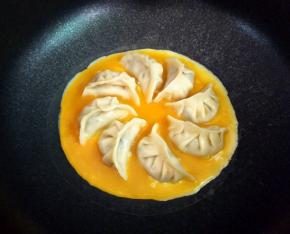 倒入打散的蛋液