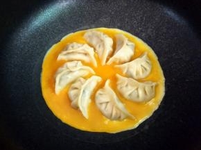 倒入打散的蛋液