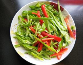 青椒，红椒切丝。