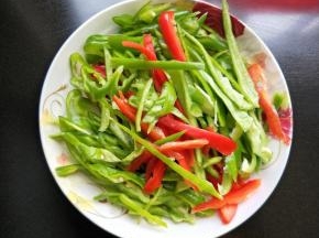 青椒，红椒切丝。