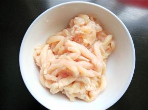 鸡胸肉切丝。