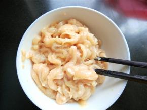 鸡胸肉放盐，料酒，生抽，淀粉，食用油拌匀。