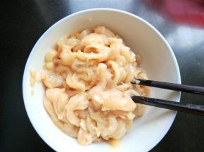 鸡胸肉放盐，料酒，生抽，淀粉，食用油拌匀。