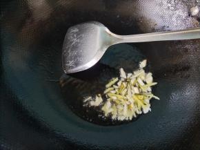 放生姜，大蒜，这时的油温大概5成热。