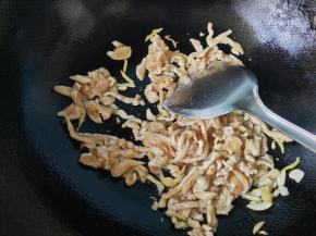 放入鸡丝，小火翻炒。