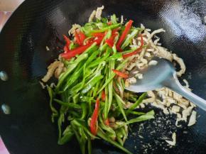 放入青椒，红椒，放盐大火翻炒。