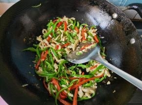 放鸡精。