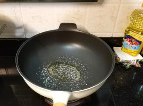 放入少许蒜盐、糖，大火烧开