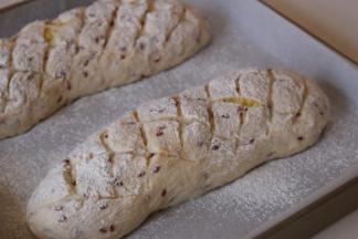 表面筛高筋面粉，用锋利的刀片割出花纹