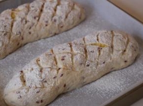 表面筛高筋面粉，用锋利的刀片割出花纹