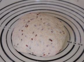 发酵好的面团排气