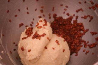 加入亚麻籽继续揉匀