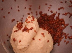 加入亚麻籽继续揉匀