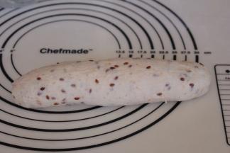 自上而下卷起，捏紧收边